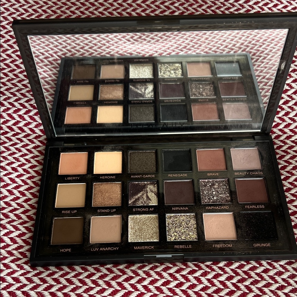 HUDA BEAUTY Pretty Grunge